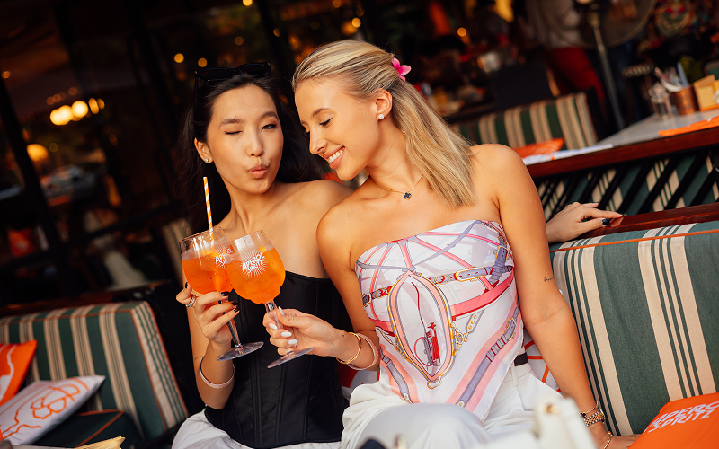 friends enjoying drinks during lunch at Publico